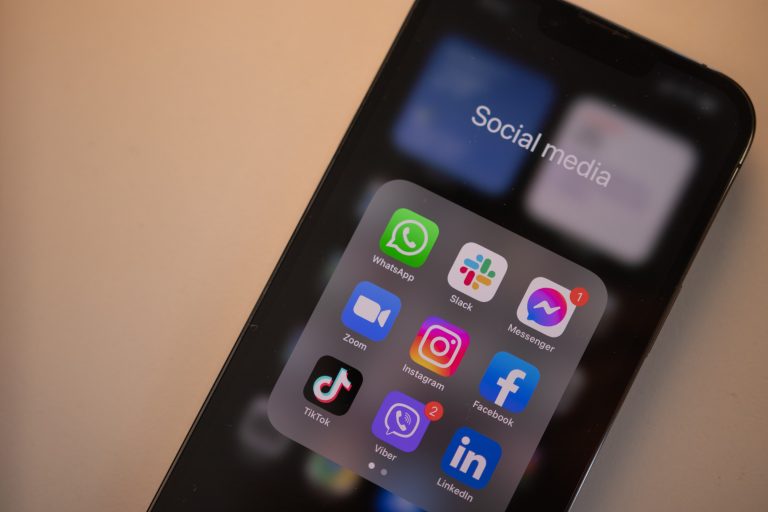 How to stop living for others - Social media